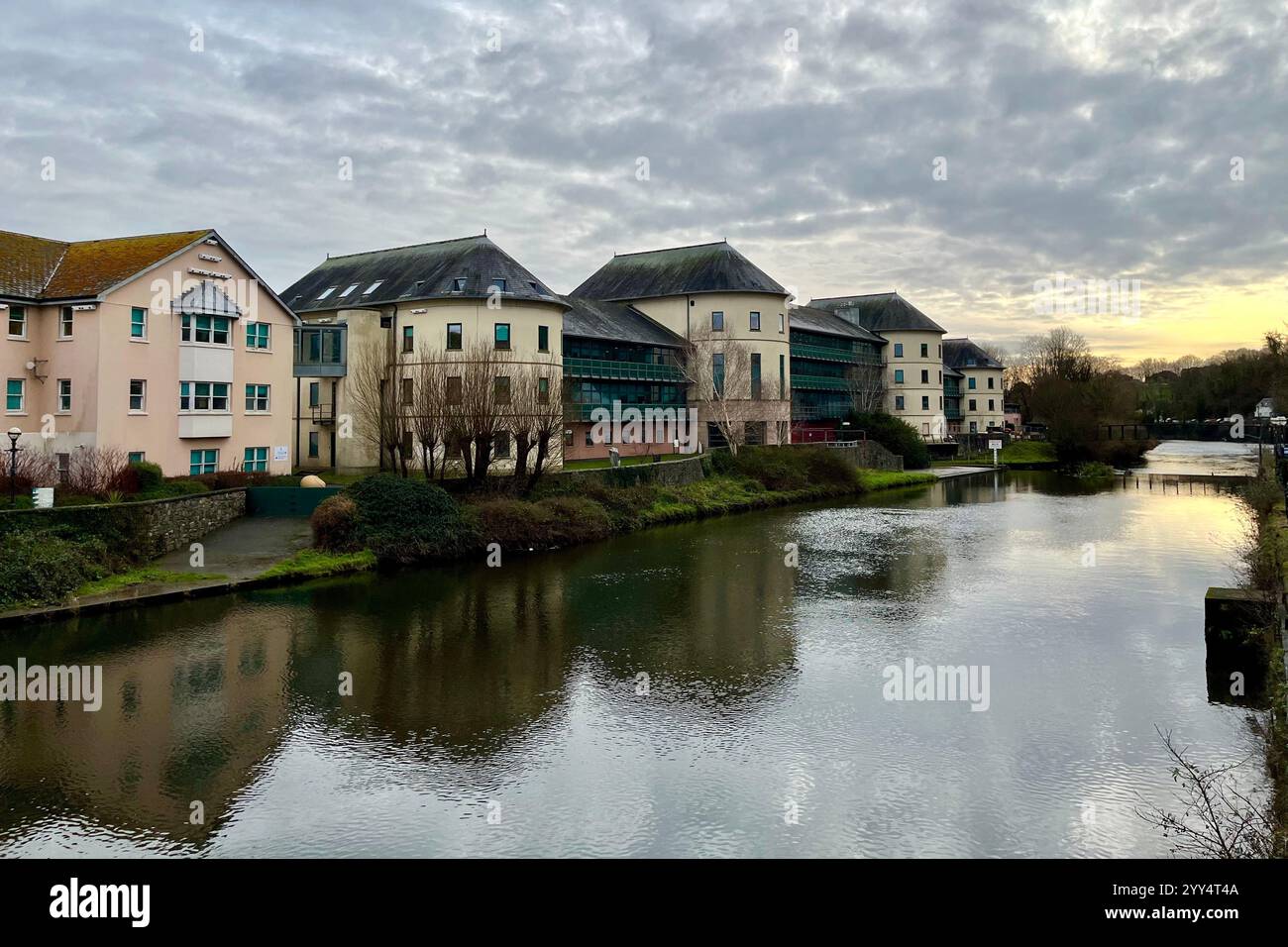Les bureaux du conseil du comté de Pembrokeshire surplombant la rivière Cleddau occidentale. Haverfordwest, Pembrokeshire, pays de Galles. 16 décembre 2024. - Image de stock capturée avec un smartphone