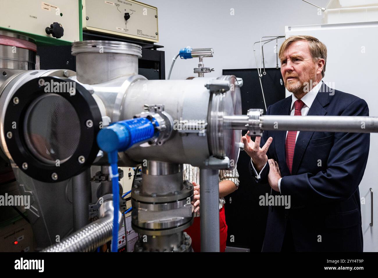 King Willem-Alexander lors d'une visite de travail au Mesa NanoLab de l'Université de Twente à Enschede, pays-Bas, le 19 décembre 2024. Au cours de la visite, le roi visitera divers laboratoires et participera à des discussions sur la photonique, entre autres sujets. Les puces photoniques sont développées au Nanolab de l'université. ANP VINCENT JANNINK pays-bas OUT - belgique OUT Banque D'Images