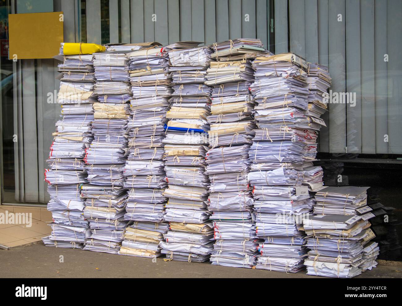 Un tas de vieux documents et papiers sur la rue devant l'institution de l'État. Une grande pile de travail de bureau, feuilles de papier et registre Banque D'Images
