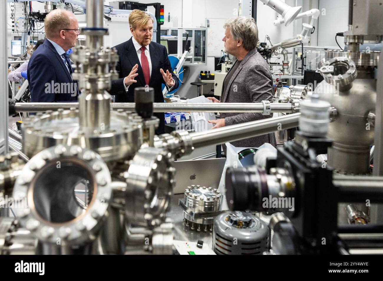 ENSCHEDE - Roi Willem-Alexander lors d'une visite de travail au Mesa+ NanoLab de l'Université de Twente. Au cours de la visite, le roi visitera divers laboratoires et participera à des discussions sur la photonique, entre autres sujets. Des puces photoniques sont en cours de développement au Nanolab de l'université. ANP VINCENT JANNINK pays-bas OUT - belgique OUT Banque D'Images