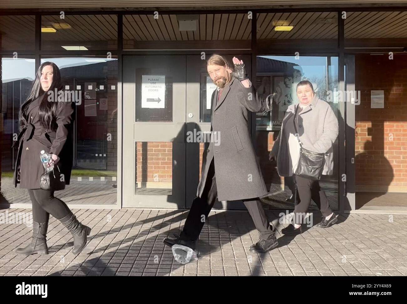 Benjamin Clarke quittant le tribunal de première instance de Newton Aycliffe où il a plaidé coupable d'avoir proféré des menaces de tuer le député Sam Rushworth et d'avoir commis une infraction de communication malveillante. Il a été libéré sous caution à la condition qu'il ne contacte pas le député travailliste de l'évêque Auckland avant sa condamnation le 16 janvier à Durham Crown court. Date de la photo : jeudi 19 décembre 2024. Banque D'Images