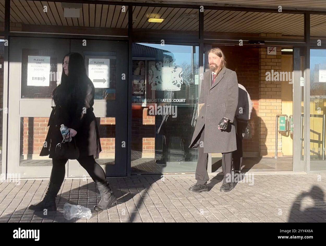 Benjamin Clarke quittant le tribunal de première instance de Newton Aycliffe où il a plaidé coupable d'avoir proféré des menaces de tuer le député Sam Rushworth et d'avoir commis une infraction de communication malveillante. Il a été libéré sous caution à la condition qu'il ne contacte pas le député travailliste de l'évêque Auckland avant sa condamnation le 16 janvier à Durham Crown court. Date de la photo : jeudi 19 décembre 2024. Banque D'Images
