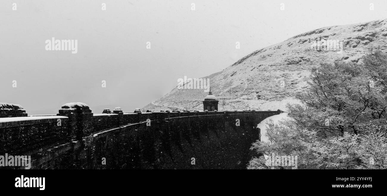 Chutes de neige au barrage Craig Goch Elan Valley Wales UK. Novembre 2024 Banque D'Images