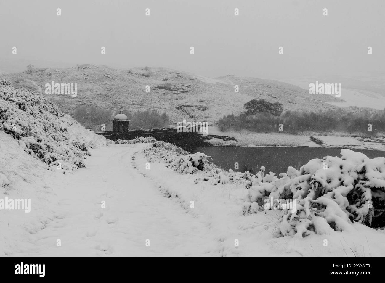 Chutes de neige au barrage Craig Goch Elan Valley Wales UK. Novembre 2024 Banque D'Images