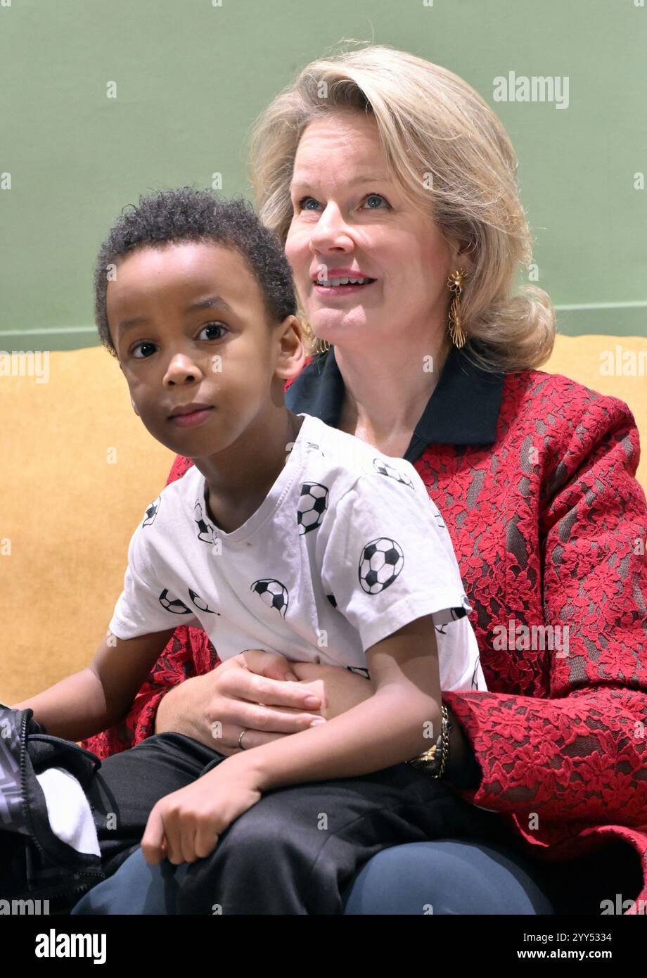 Bruxelles, Belgique. 19 décembre 2024. La reine Mathilde de Belgique rencontre des gens lors d'une visite de Noël au refuge "porte ouverte" à Bruxelles, le jeudi 19 décembre 2024. L'association « porte ouverte » accueille les femmes de plus de 18 ans, seules ou avec des enfants, qui sont temporairement incapables de vivre de manière autonome en raison de la perte de leur logement ou d'autres problèmes. L’association travaille avec eux pour les aider à retrouver leur autonomie et un foyer stable dans les plus brefs délais. BELGA PHOTO ERIC LALMAND crédit : Belga News Agency/Alamy Live News Banque D'Images