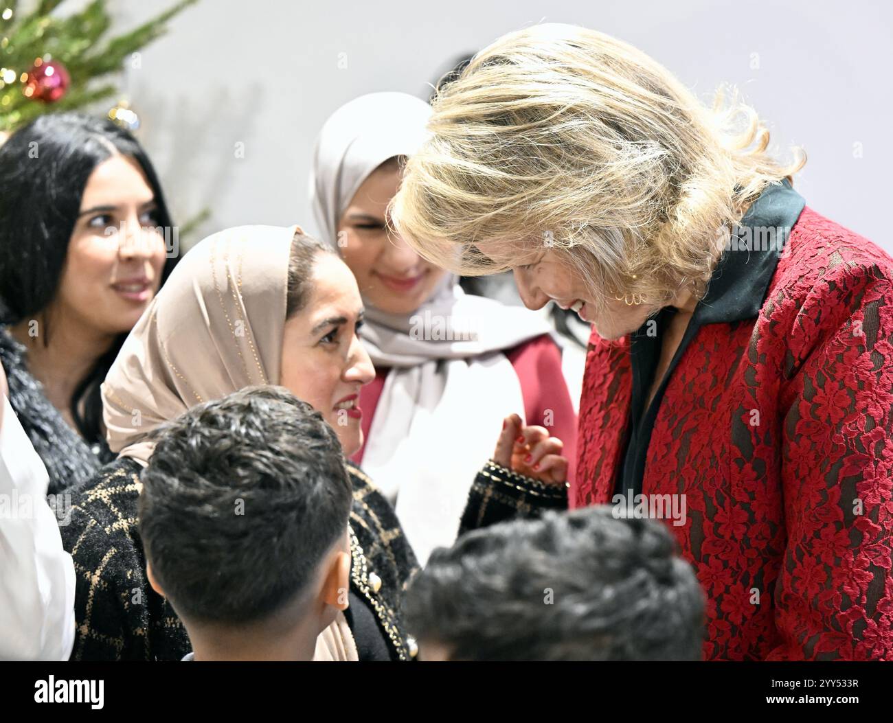 Bruxelles, Belgique. 19 décembre 2024. La reine Mathilde de Belgique rencontre des gens lors d'une visite de Noël au refuge "porte ouverte" à Bruxelles, le jeudi 19 décembre 2024. L'association « porte ouverte » accueille les femmes de plus de 18 ans, seules ou avec des enfants, qui sont temporairement incapables de vivre de manière autonome en raison de la perte de leur logement ou d'autres problèmes. L’association travaille avec eux pour les aider à retrouver leur autonomie et un foyer stable dans les plus brefs délais. BELGA PHOTO ERIC LALMAND crédit : Belga News Agency/Alamy Live News Banque D'Images