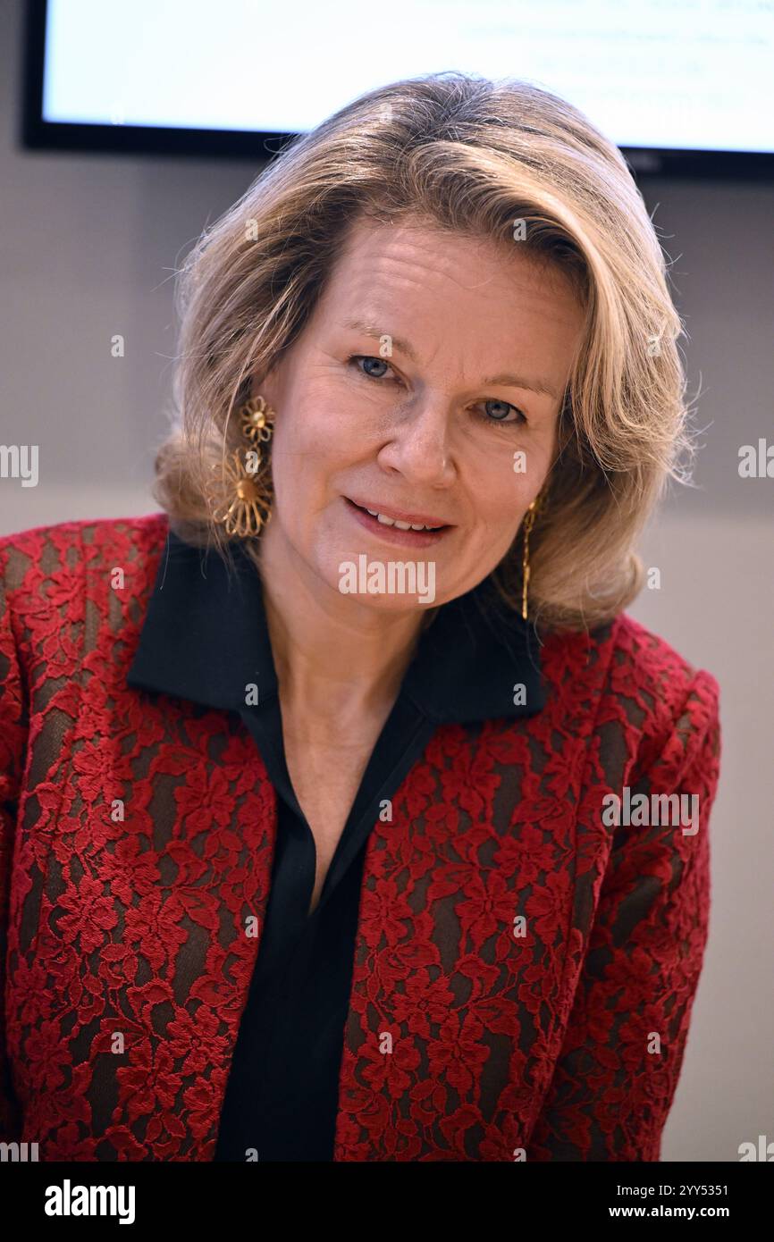 Bruxelles, Belgique. 19 décembre 2024. La reine Mathilde de Belgique photographiée lors d'une visite de Noël au refuge "porte ouverte" à Bruxelles, le jeudi 19 décembre 2024. L'association « porte ouverte » accueille les femmes de plus de 18 ans, seules ou avec des enfants, qui sont temporairement incapables de vivre de manière autonome en raison de la perte de leur logement ou d'autres problèmes. L’association travaille avec eux pour les aider à retrouver leur autonomie et un foyer stable dans les plus brefs délais. BELGA PHOTO ERIC LALMAND crédit : Belga News Agency/Alamy Live News Banque D'Images
