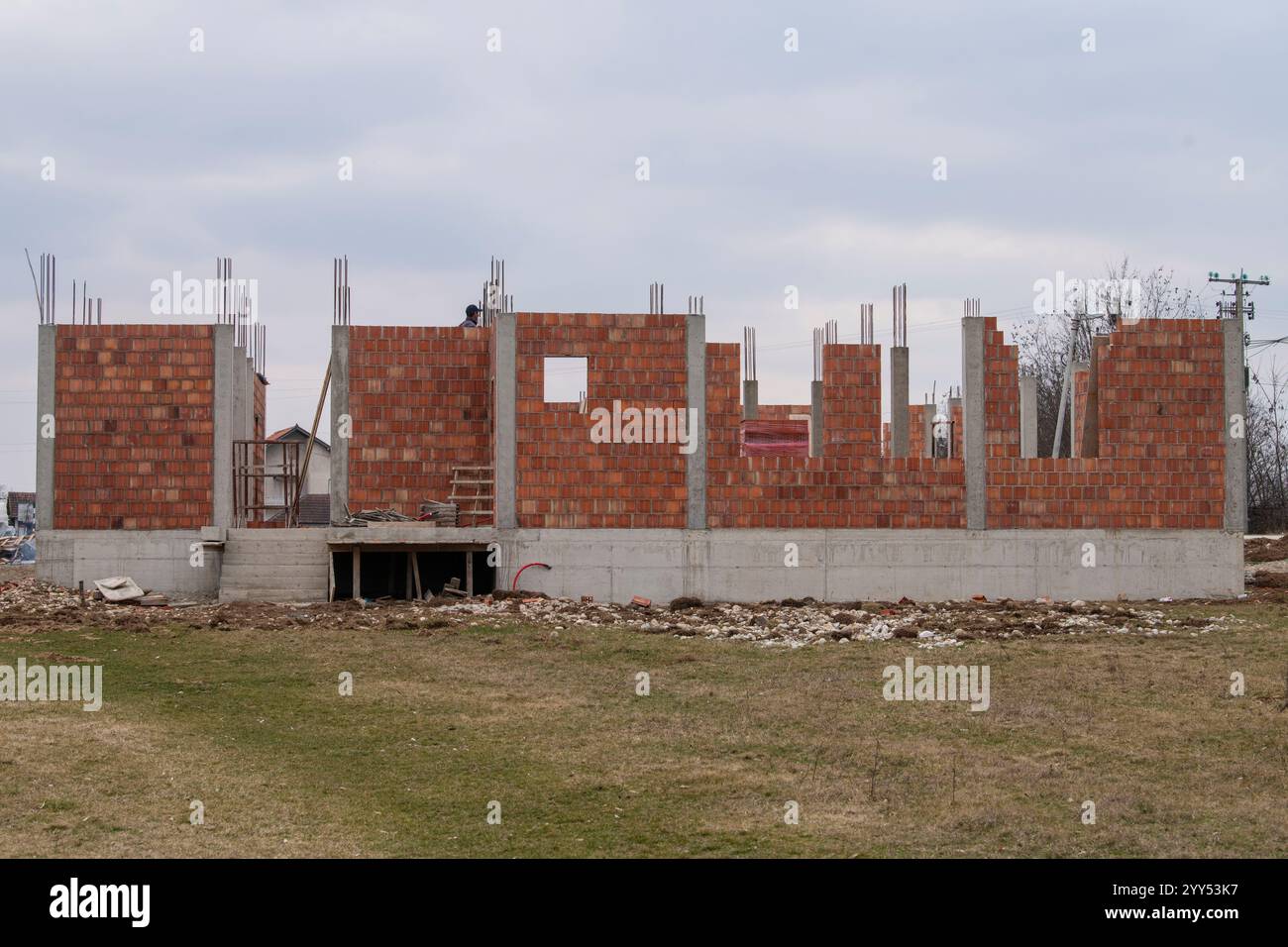 Maison d'un étage inachevée en brique rouge, dans le lotissement. Toujours en construction Banque D'Images