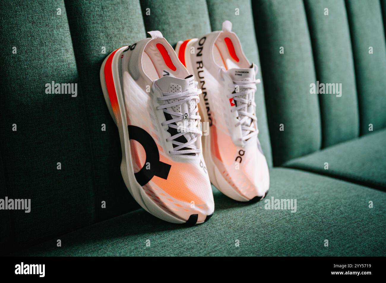 BERNE, SUISSE, 19 DÉCEMBRE. 2024 : sur Cloudboom Strike, chaussures professionnelles de course sur route haute performance avec plaque en carbone. Nouveau modèle de super chaussure Banque D'Images
