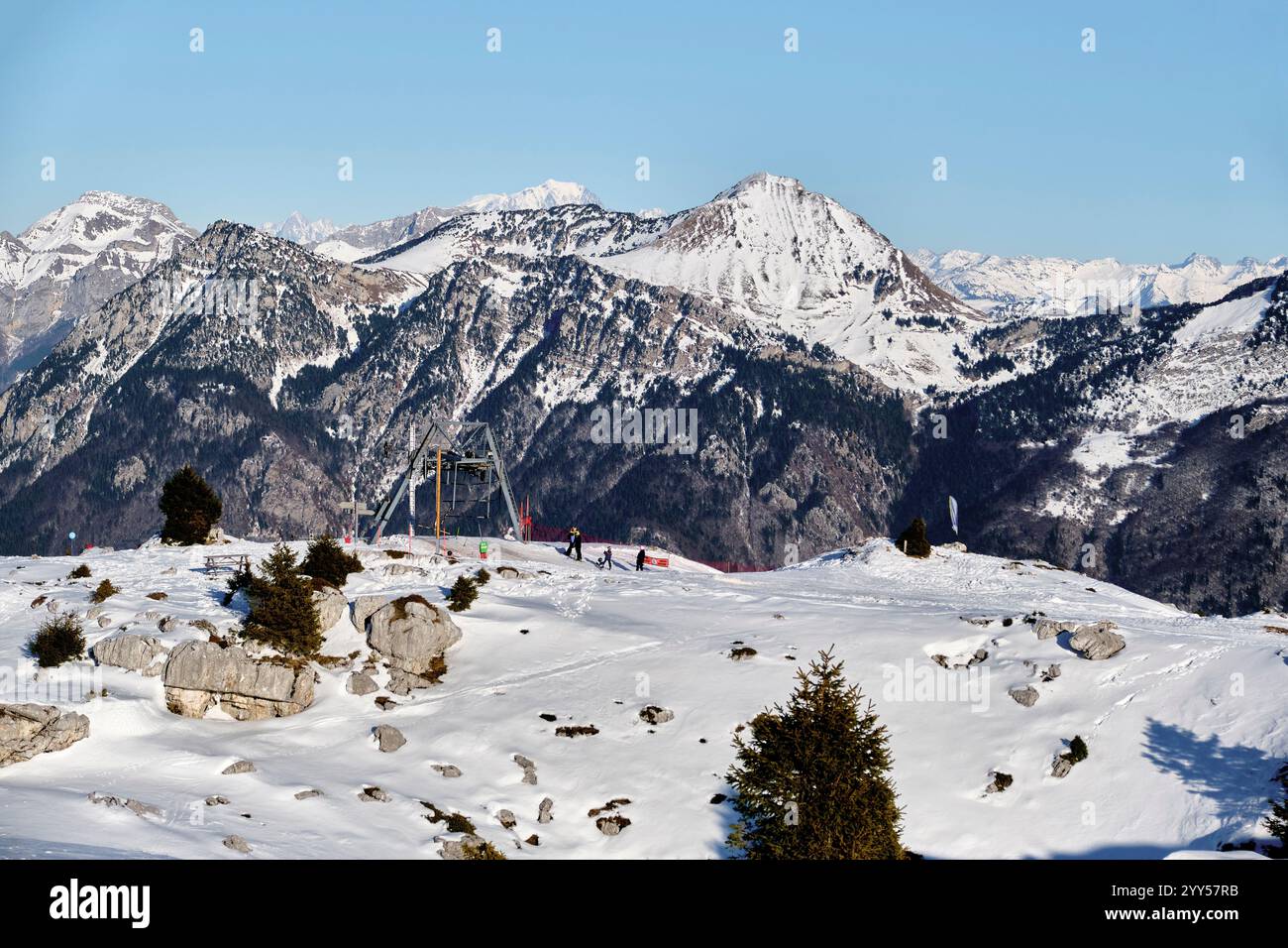 Aillon-le-jeune (Alpes françaises, Savoie, est de la France) : vue sur les pistes de ski d'Aillons-Margériaz. Vue sur les sommets alpins Banque D'Images