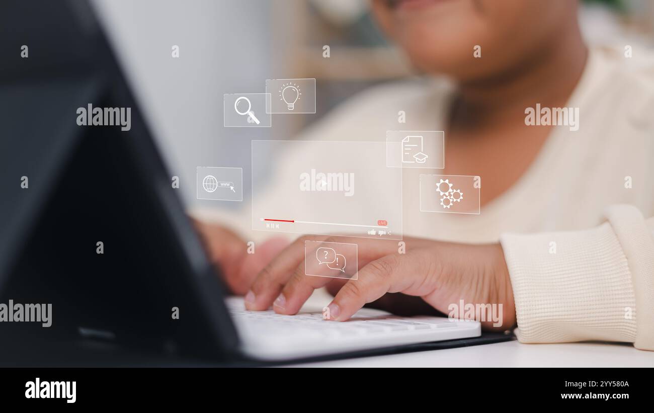 Concept de l'éducation en ligne, personne utiliser la formation en ligne de l'éducation et l'apprentissage webinaire sur Internet pour le développement personnel et qualifications professionnelles Banque D'Images