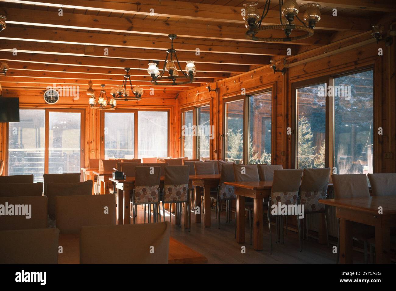 Un intérieur vintage et rustique d'un restaurant en bois vide avec de grandes baies vitrées Banque D'Images