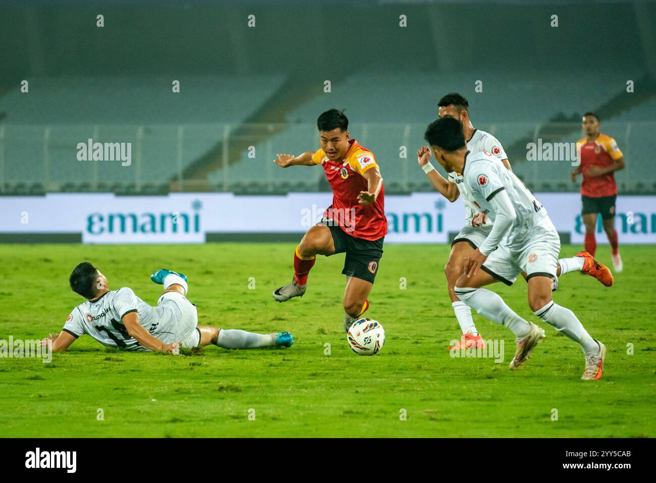 Eastbengal FC (EBFC) éblouit en 2ème mi-temps pour enregistrer une superbe victoire de retour sur Punjab FC de 0-2 en première mi-temps à 4-2 victoire sur le coup de sifflet final du match de ligue de groupe sur ISL 2024-25 au stade Salt Lake, Kolkata le 17 décembre, 2024.C'est la première fois que East Bengale FC a tourné autour d'un déficit de 2+ buts dans une victoire dans l'ISL. Scores courts FC 4 (Hijazi Maher 46’, Vishnu Puthiya 54’, Suresh Meitei OG 60’, David Lalhlansanga 67’) – 2 Punjab FC (Asmir Suljic 21’, Ezequiel Vidal 39’). (Photo Amlan Biswas/Pacific Press/Sipa USA) Banque D'Images