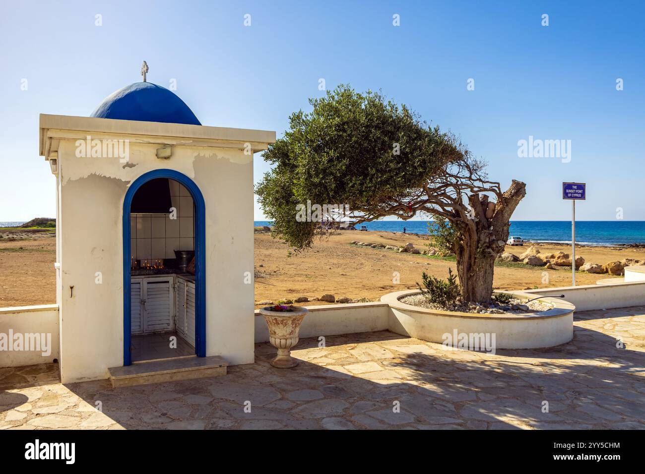 Petit bâtiment pour faire don et allumer une bougie à l'église de Saint Nicolas (Agios Nikolaos) à Paphos, Chypre Banque D'Images