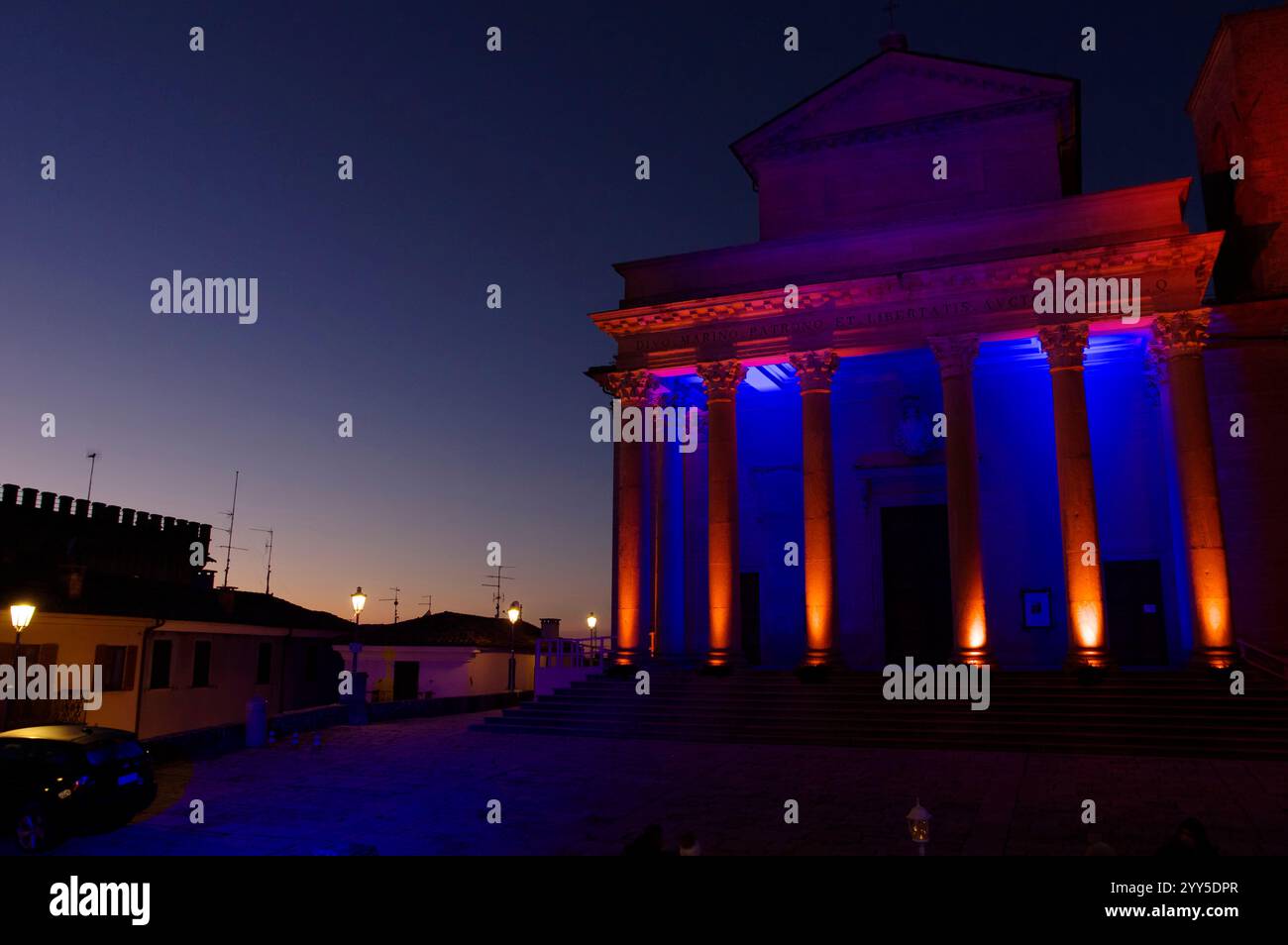 La facciata della cattedrale di San Marino al crepuscolo Banque D'Images