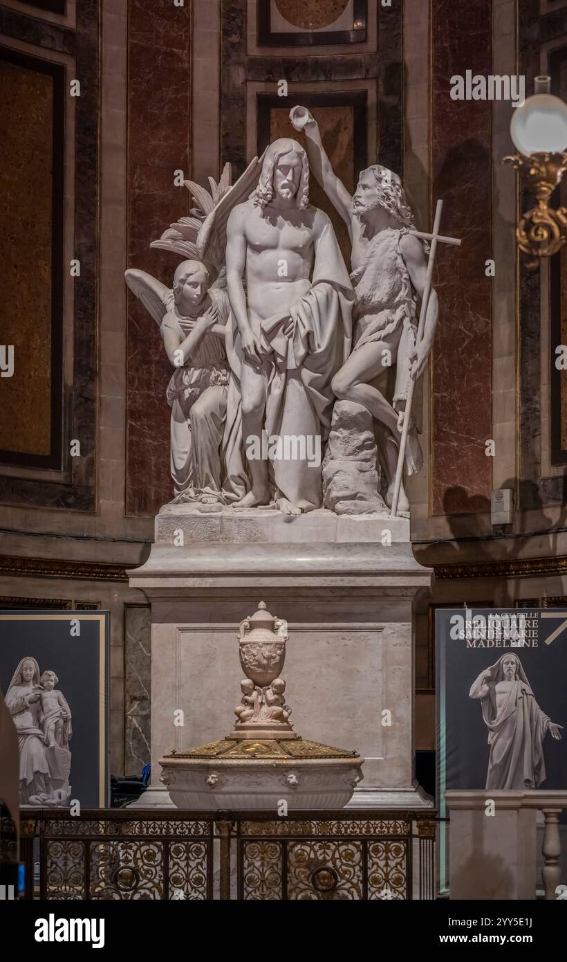 Paris, France - 12 18 2024 : Voir détail du baptême de Jésus-Christ par la statue de Saint Jean Baptiste à l'intérieur de l'église Madeleine Banque D'Images