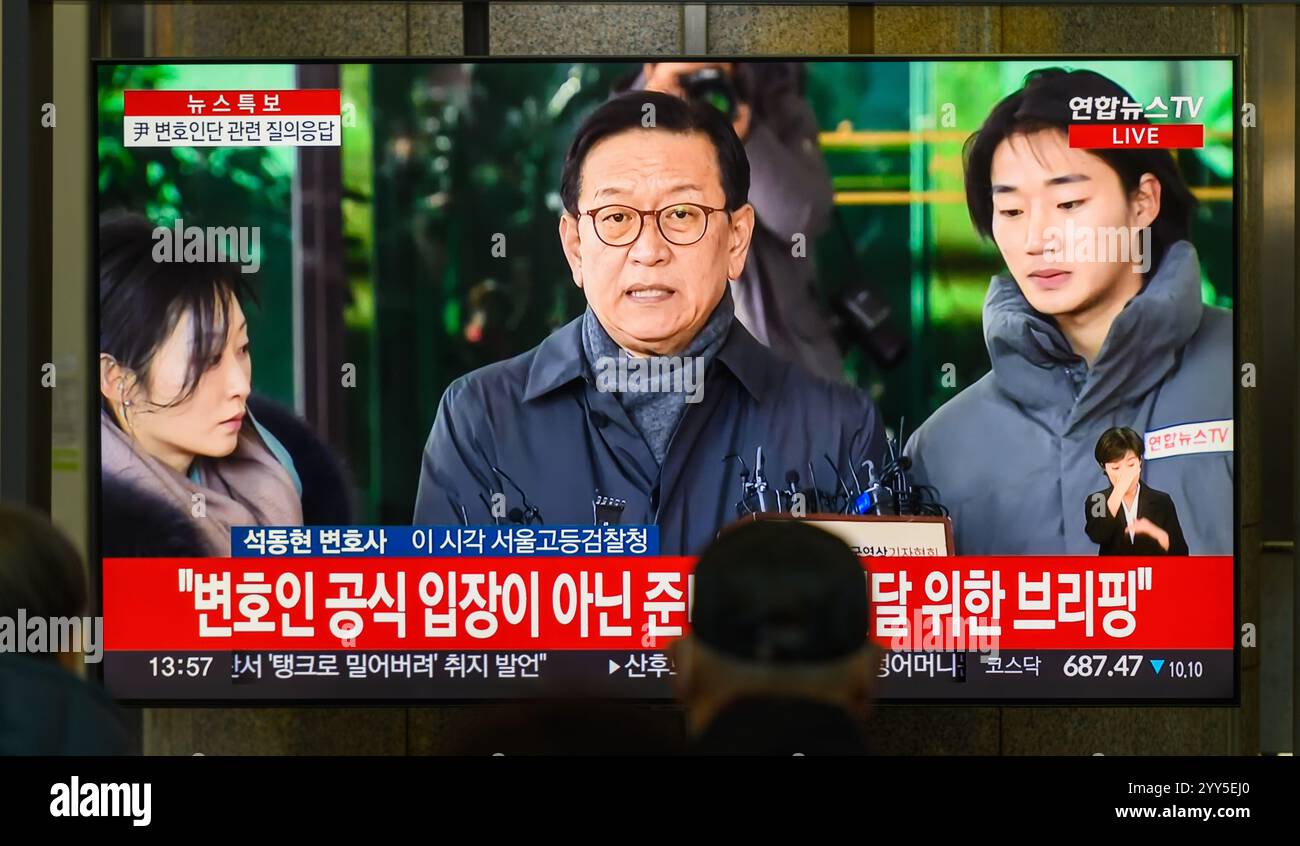 Une émission de télévision de 24 heures sur 24 à la gare de Yongsan à Séoul montrant une émission de nouvelles avec l'avocat Seok Dong-hyeon, qui est impliqué dans la formation de l'équipe de défense juridique du président Yoon, parle de la position du président sud-coréen Yoon Suk Yeol à la haute Cour de Séoul à Séoul. L'avocat Seok Dong-hyeon, qui est impliqué dans la formation de l'équipe de défense juridique du président Yoon, a déclaré qu'il ne pense pas que le président sud-coréen Yoon Suk Yeol ait déclaré la loi martiale à partir de griefs personnels causés par des luttes dans les affaires de l'État et l'humiliation personnelle, mais sur la base d'un jugement dans lequel la nation était vraiment Banque D'Images