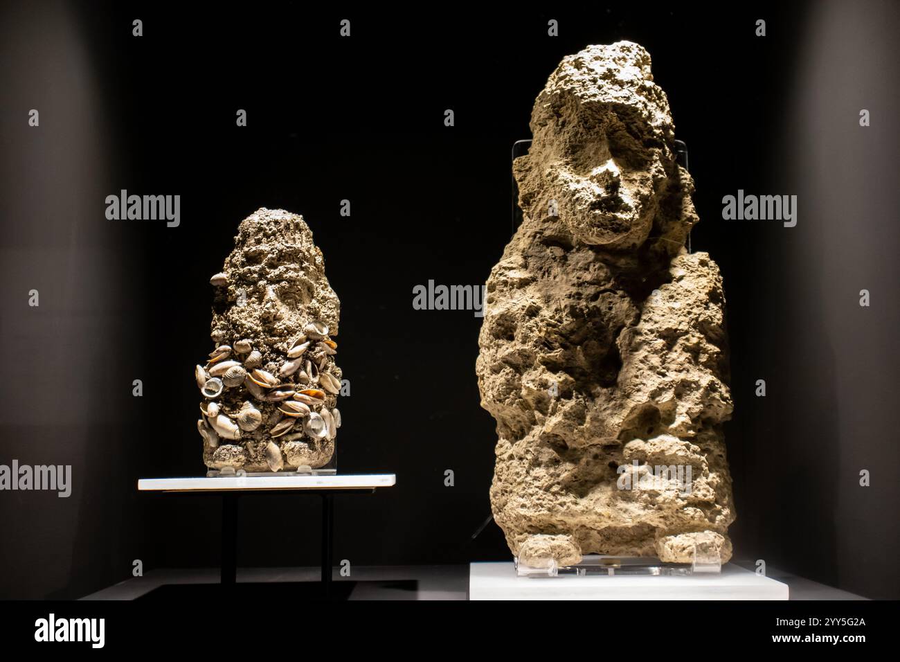 Mexico, Mexique 12 novembre 2024 : offre de chiffres de copal qui pourraient représenter des divinités associées à la fertilité et à l'eau. Banque D'Images