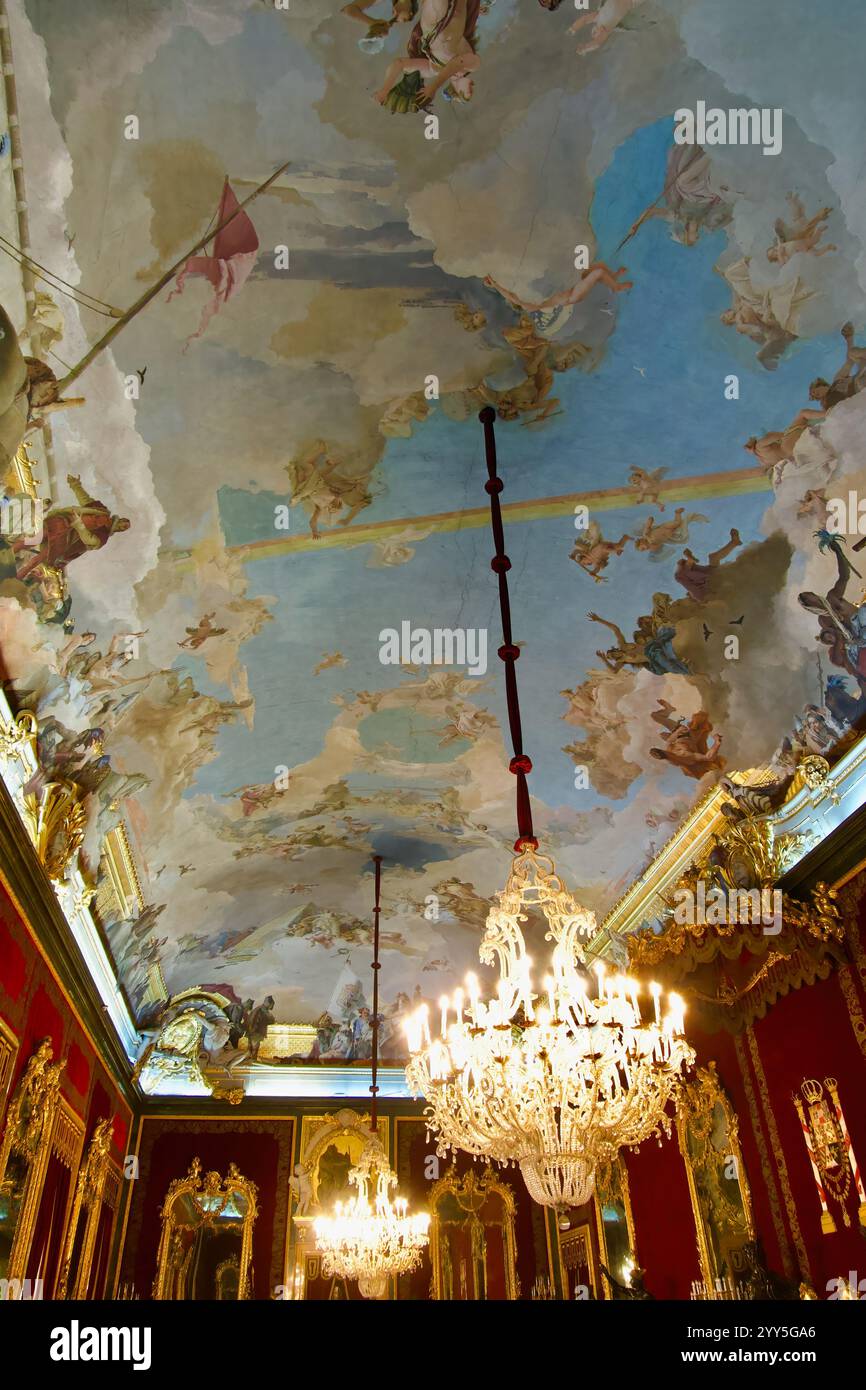 Lustre et la fresque de plafond peint dans la salle du trône par l'artiste italien Giovanni Battista Tieplol dans le Palais Royal Madrid Espagne Europe Banque D'Images