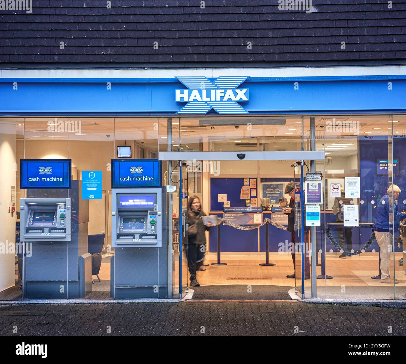 Halifax Bank à Kettering, en Angleterre, un jour d'hiver humide. Banque D'Images