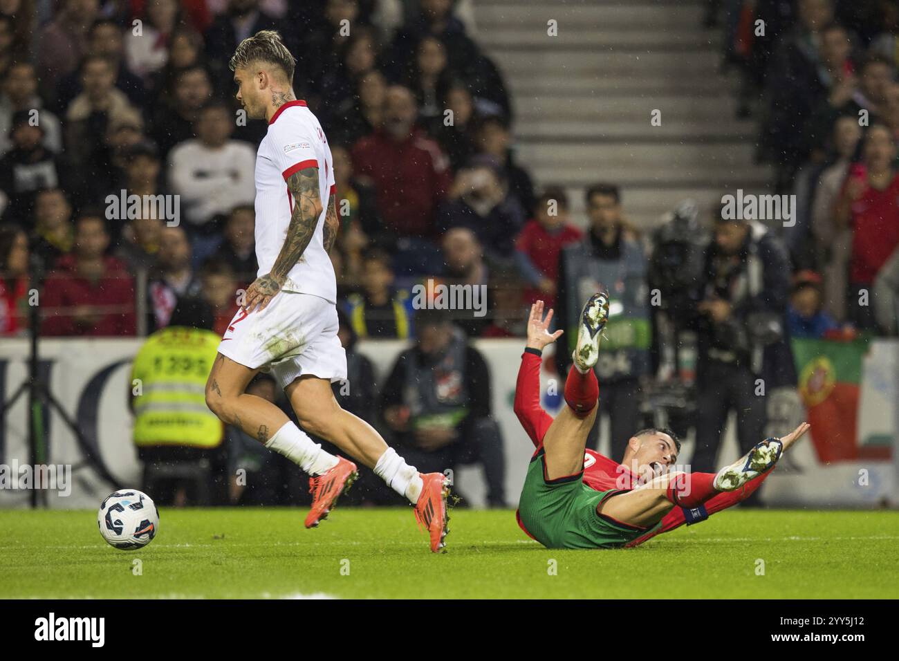Match de football, le capitaine Cristiano RONALDO CR7 Portugal couché, criant et revendiquant vigoureusement, les quatre pattes tournées vers le haut et criant Banque D'Images