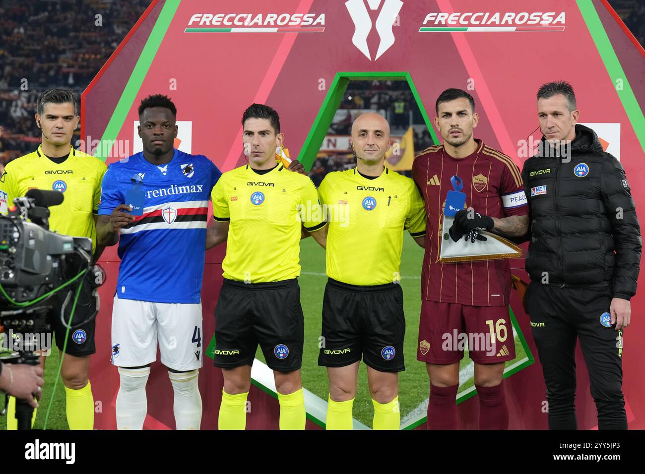 Christian Rossi, Ronaldo Vieira de l'UC Sampdoria Federico Dionisi, Domenico Palermo, Roma&#x2019;s Leandro Paredes Daniele Doveri lors de la Coupe d'Italie Frecciarossa Round of 16 matches de football entre Roma et Sampdoria au stade olympique de Rome, Italie - mercredi 18 décembre 2024 - Football sportif ( photo par Alfredo Falcone/LaPresse ) Banque D'Images