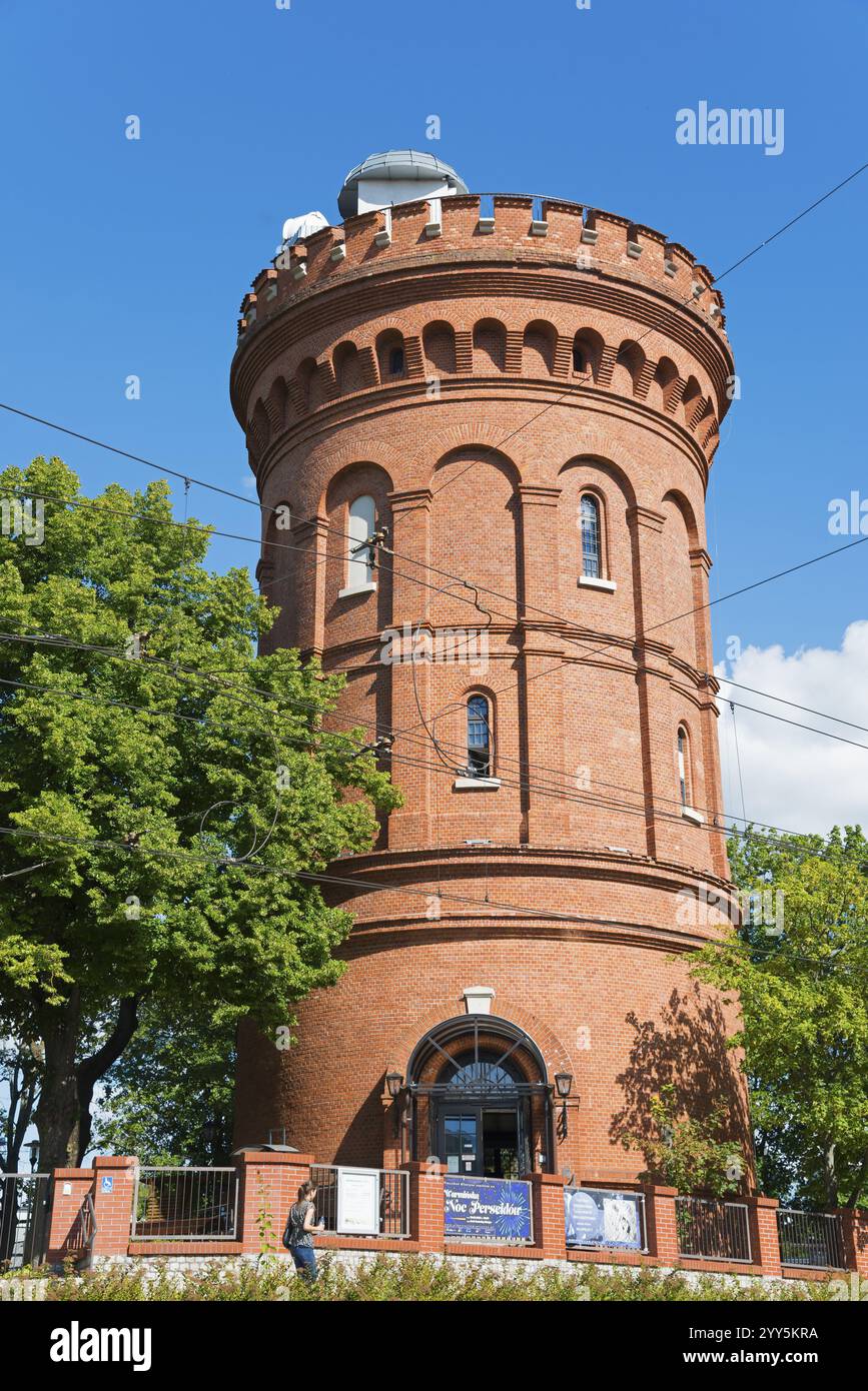 Un château d'eau en briques rouges sous un ciel bleu clair avec des arbres verts, Observatoire astronomique, Olsztyn, Alleinstein, Warmia-Masuria, Pologne, Europe Banque D'Images
