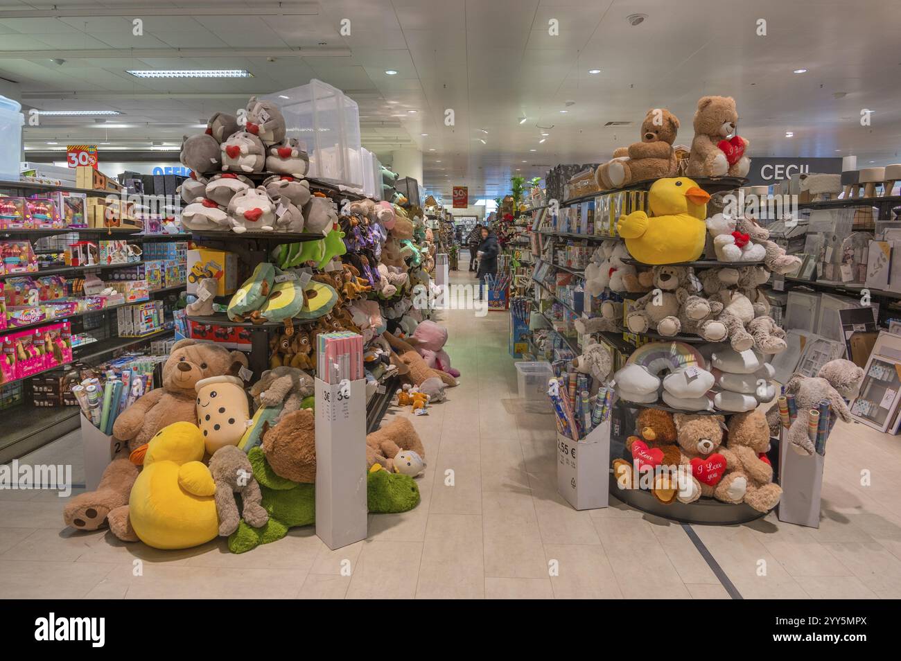 Étagères avec peluches et jeux, magasin d'un euro, Allgaeu, Bavière, Allemagne, Europe Banque D'Images