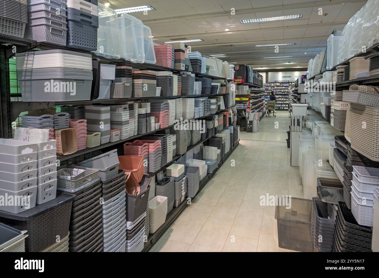 Étagères avec paniers en plastique, magasin un euro, Allgaeu, Bavière, Allemagne, Europe Banque D'Images