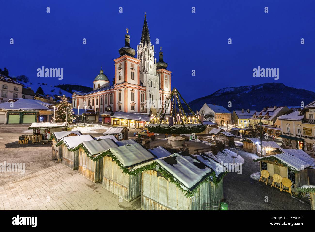 Atmosphère de l'Avent, la plus grande couronne de l'Avent suspendue au monde au marché de Noël en face de la basilique de Mariazell, heure bleue au petit matin Banque D'Images