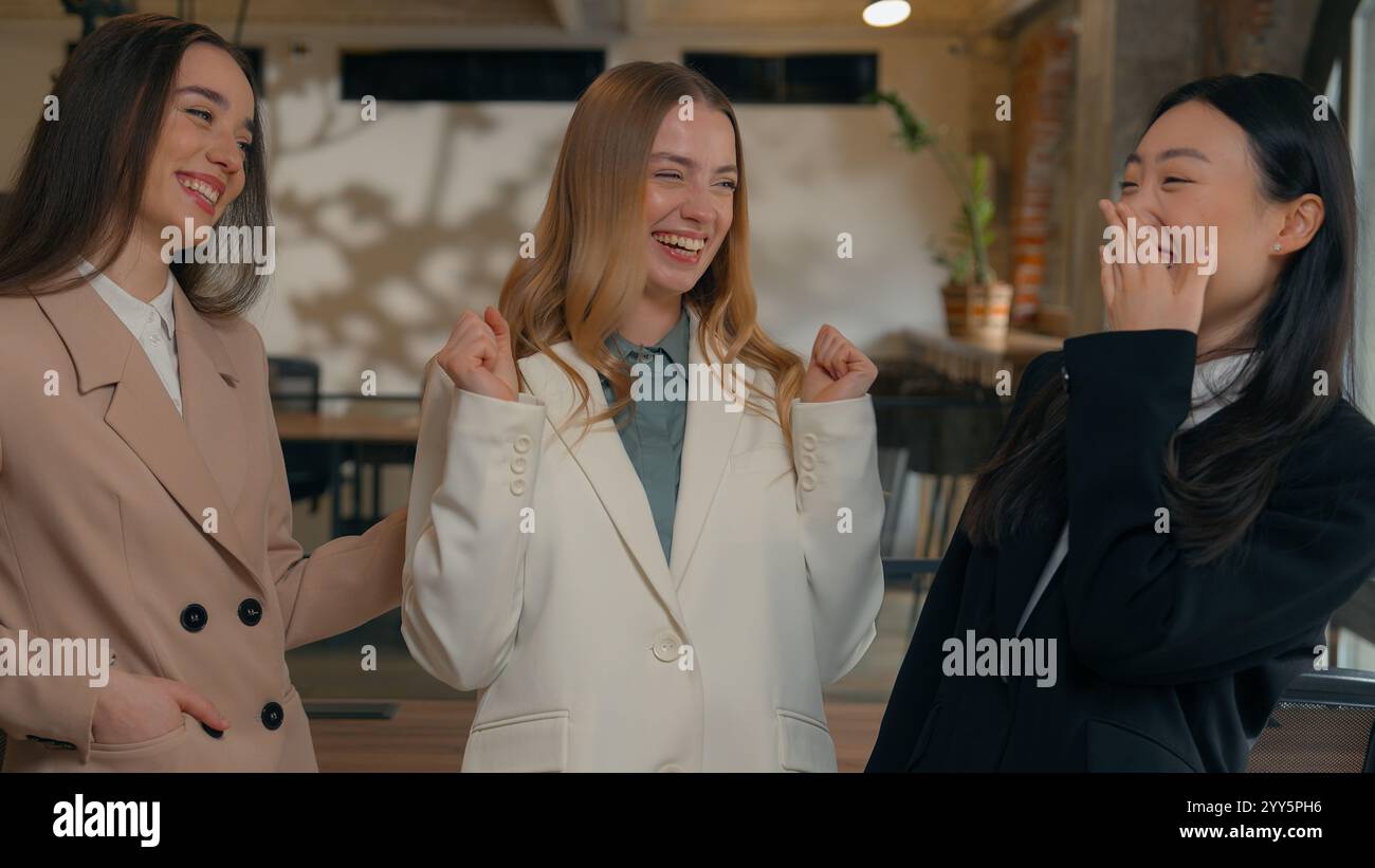Joyeux sourire riant joyeux positif amical femmes d'affaires gens collègues femmes multiracial multiethnique filles d'affaires diversité Banque D'Images