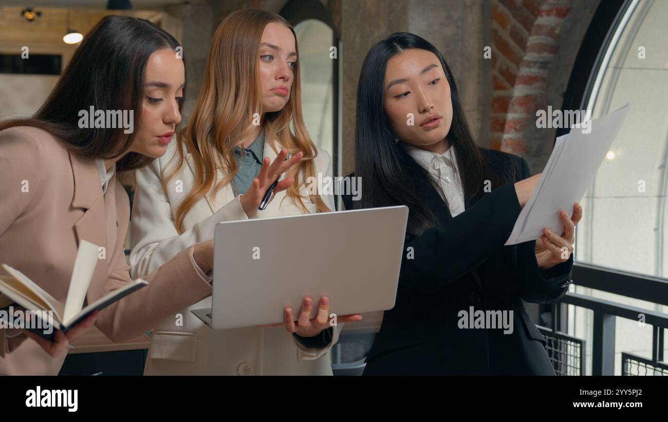 Émotionnellement occupé concentré femmes d'affaires trois multiraciales multiethniques femmes diversité femmes d'affaires asiatiques Japonais Chinois coréen filles caucasiennes Banque D'Images