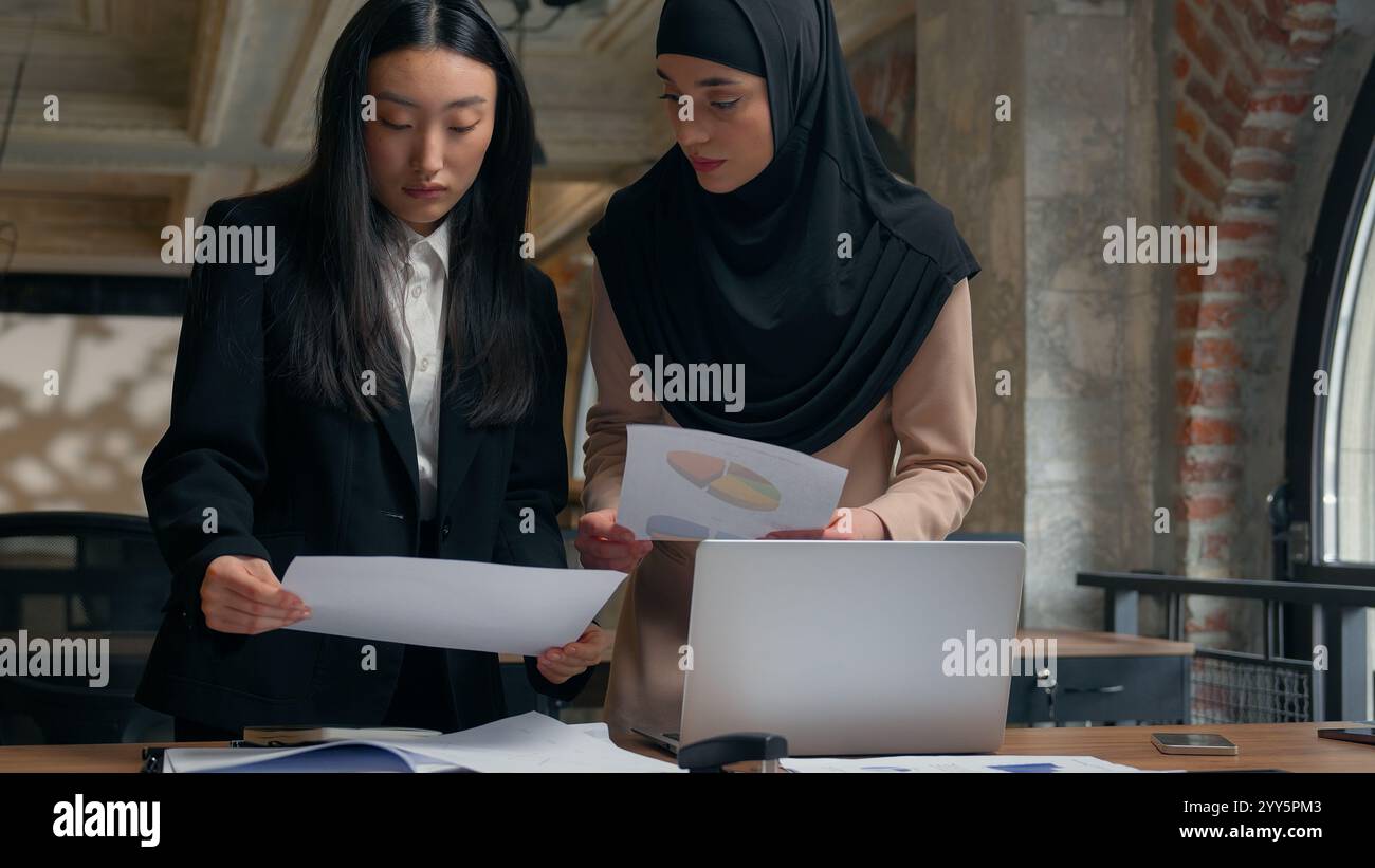 Femmes heureuses partenaires d'affaires collègues multiethniques filles multiraciales femmes asiatiques femme d'affaires musulmane femme fille diversité femmes d'affaires bureau Banque D'Images