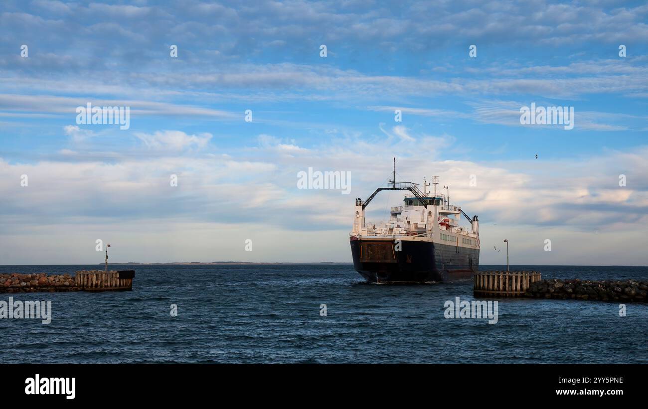 Ferry entrant dans le petit port Hou, Danemark Banque D'Images