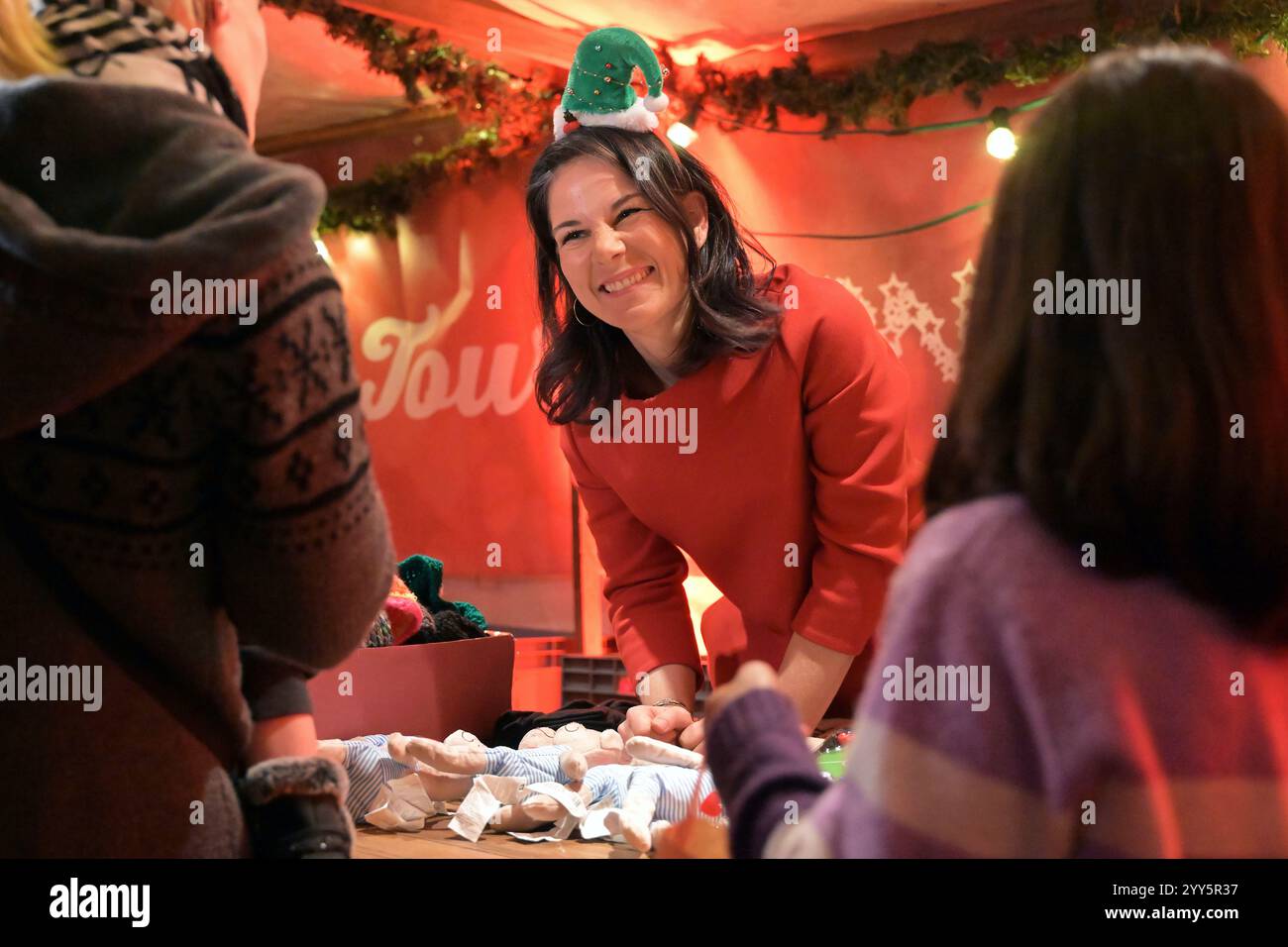 Potsdam, Allemagne. 19 décembre 2024. Annalena Baerbock (Bündnis 90/Die Grünen, M), ministre fédéral des Affaires étrangères, distribue des cadeaux aux enfants nécessiteux de la Bürgerhaus Schlaatz. Baerbock a visité la campagne 'From the Heart' organisée par l'association de district AWO à Potsdam. Crédit : Michael Bahlo/dpa/Alamy Live News Banque D'Images