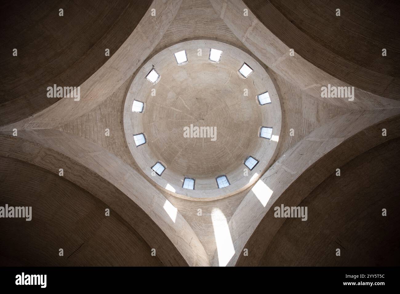 Fond de plafond géométrique abstrait. Vue intérieure du dôme à l'église. Plafond en béton avec fenêtres. Détail de toit architectural. Banque D'Images