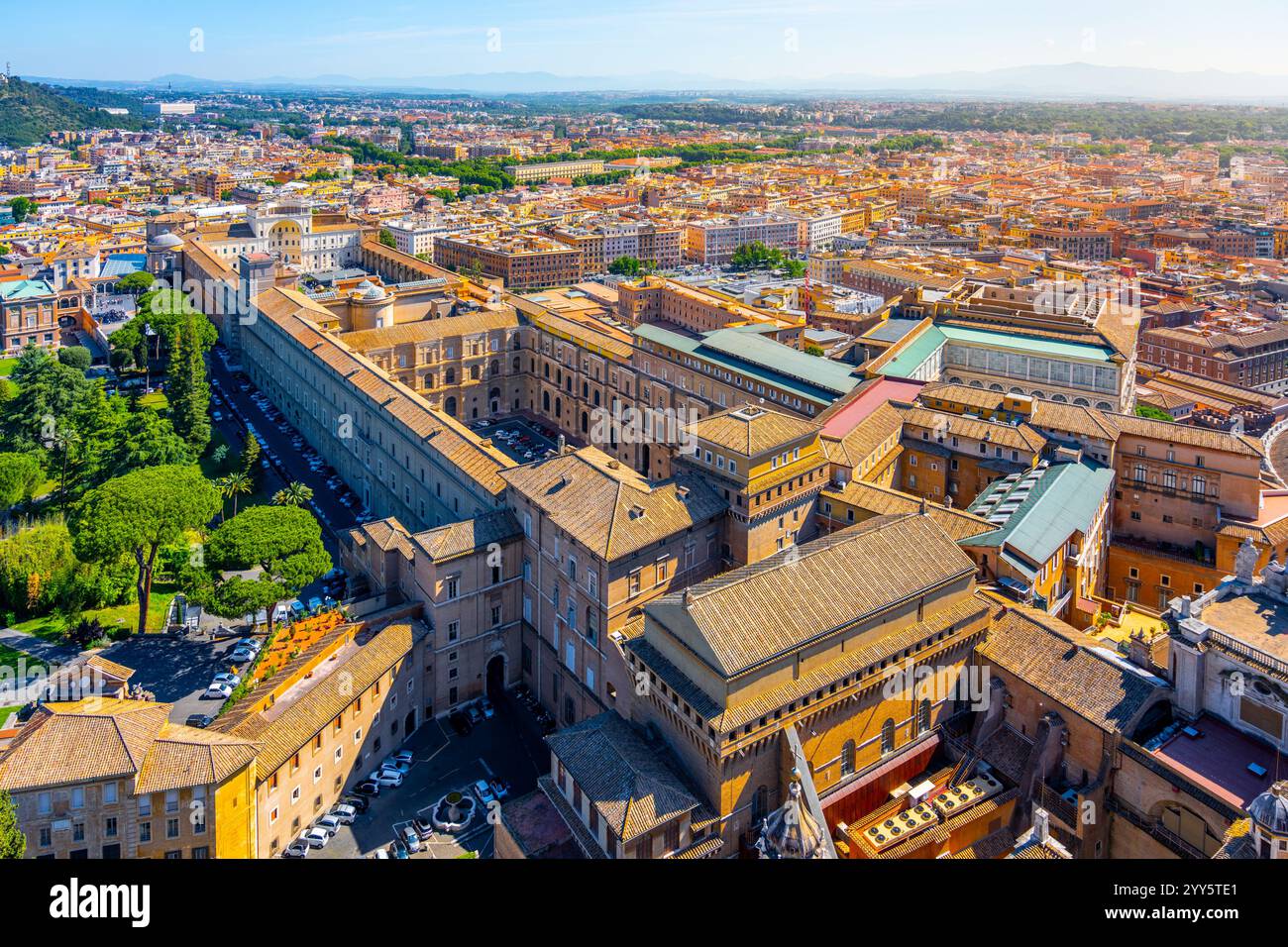 La vue aérienne époustouflante capture les vastes musées du Vatican et les jardins luxuriants, mettant en valeur l'architecture complexe et la verdure vibrante de ce site historique de Rome. Banque D'Images