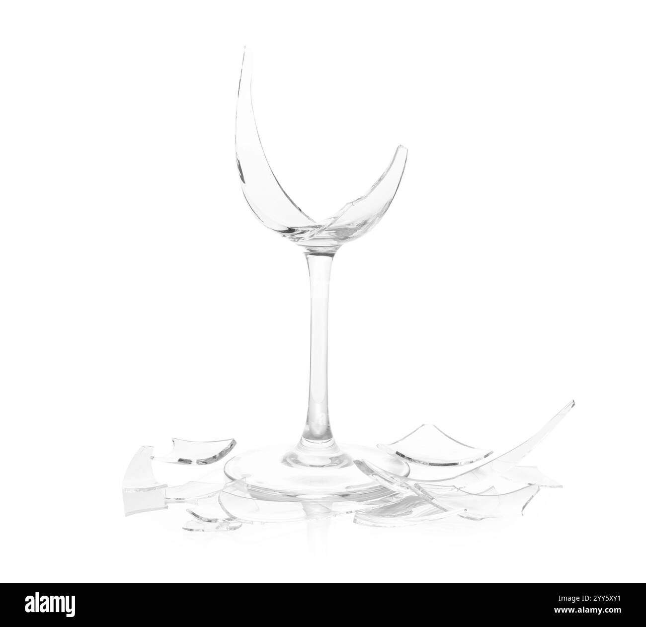 Morceaux de verre à vin cassé isolés sur blanc Banque D'Images