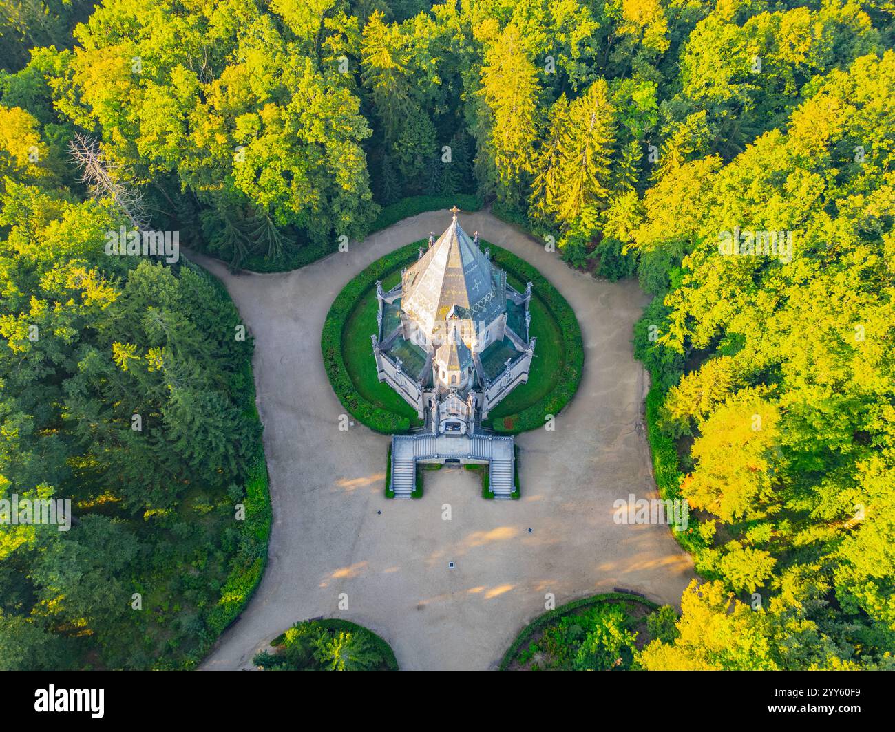 L'impressionnant tombeau de Schwarzenberg se dresse majestueusement au milieu des arbres verdoyants à Domanin, près de Trebon, en Tchéquie, présentant une architecture complexe et un paysage serein qui capture l'essence de la région. Banque D'Images