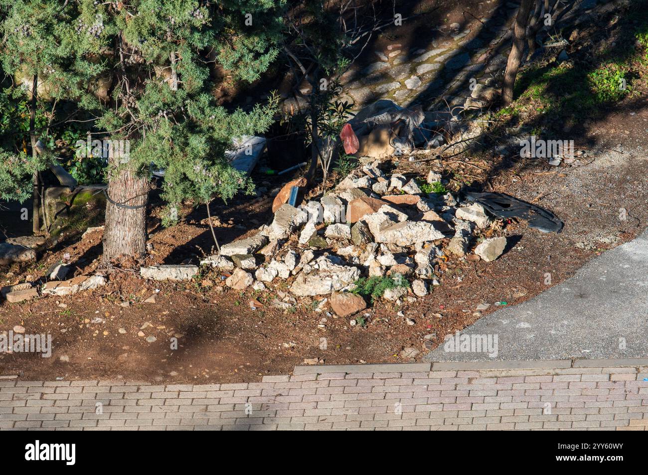 Pierres et débris : un conte de négligence par la route Banque D'Images