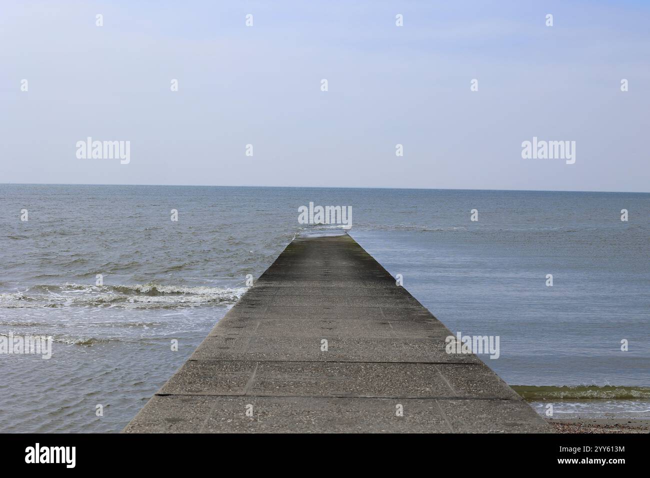 Le brise-lames sur la plage de l'île de Borkum fait saillie dans la mer du Nord Banque D'Images