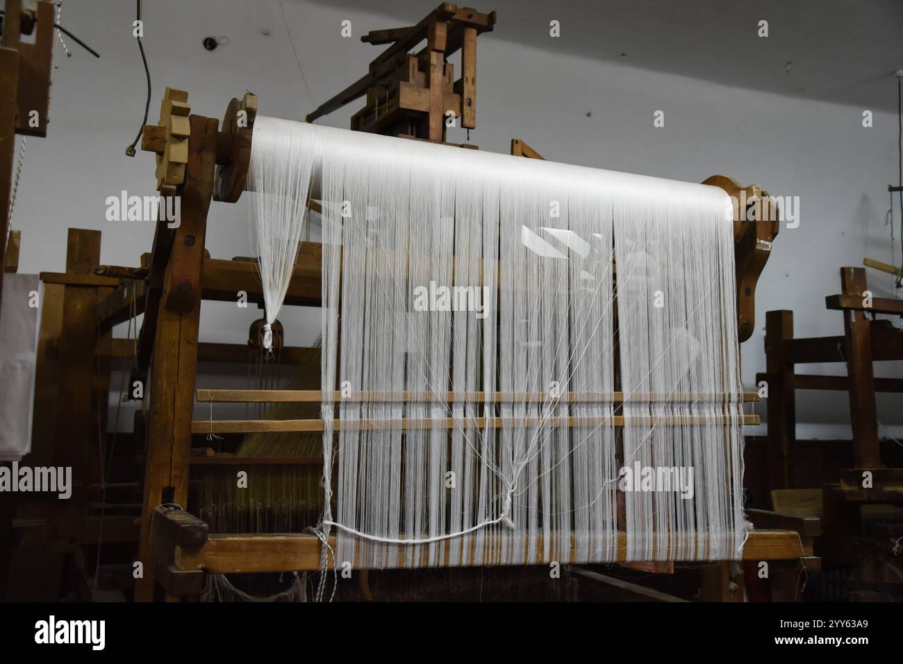 Un atelier de tissage traditionnel usine avec de vieux tissages manuels de métier à tisser en bois, produisant des textiles de luxe, concept créatif , artisanat. Outils Weaver Banque D'Images