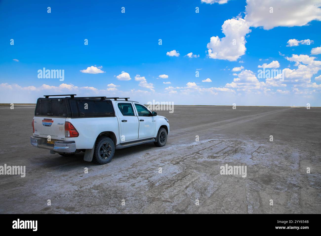 Conduite hors route d'une voiture de location sur une route de gravier, une piste 4x4 dans un paysage désertique sablonneux en Namibie. Toyota Hilux SUV 4x4 véhicule tout-terrain. 3 mars 20 Banque D'Images Conduite hors route d'une voiture de location sur une route de gravier, une piste 4x4 dans un paysage désertique sablonneux en Namibie. Toyota Hilux SUV 4x4 véhicule tout-terrain. 3 mars 20 Banque D'Images