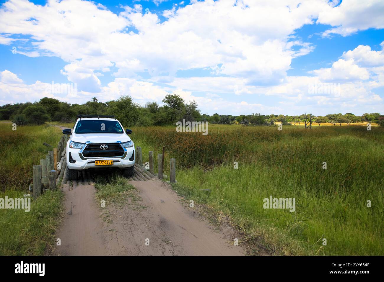 Conduite hors route d'une voiture de location sur une route de gravier, une piste 4x4 dans un paysage désertique sablonneux en Namibie. Toyota Hilux SUV 4x4 véhicule tout-terrain. 3 mars 20 Banque D'Images Conduite hors route d'une voiture de location sur une route de gravier, une piste 4x4 dans un paysage désertique sablonneux en Namibie. Toyota Hilux SUV 4x4 véhicule tout-terrain. 3 mars 20 Banque D'Images