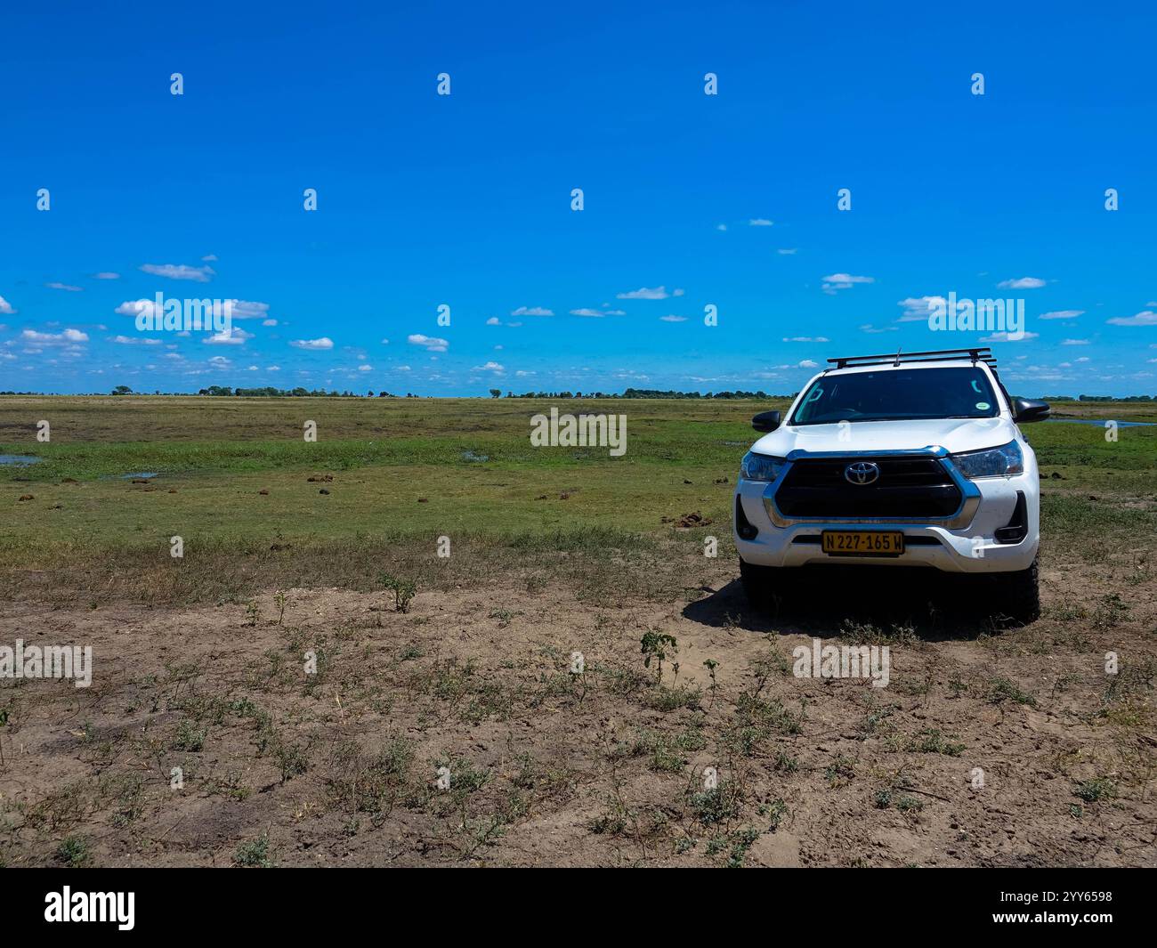 Conduite hors route d'une voiture de location sur une route de gravier, une piste 4x4 dans un paysage désertique sablonneux en Namibie. Toyota Hilux SUV 4x4 véhicule tout-terrain. 3 mars 20 Banque D'Images Conduite hors route d'une voiture de location sur une route de gravier, une piste 4x4 dans un paysage désertique sablonneux en Namibie. Toyota Hilux SUV 4x4 véhicule tout-terrain. 3 mars 20 Banque D'Images