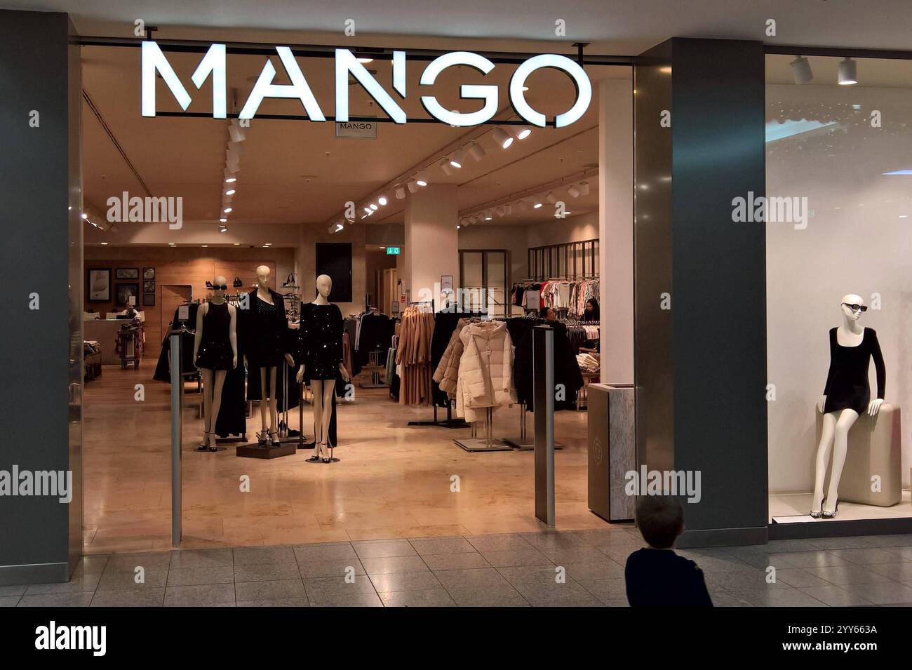 Mango bzw die Punto Fa, S.L. ist ein multinationaler Modekonzern mit Stammsitz nördlich von Barcelona, der sich dem Design, der Herstellung und dem Verkauf von Damen- und Herrenmode sowie Accessoires widmet. IM Jahr 2020 setzte Mango rund 1,8 Milliarden Euro um. Mango ist nach Inditex - Zara der zweitgrösste spanische Modekonzern und steuert von der Firmenzentrale in Barcelona aus ein weltweites Netz eigener und als franchise betriebener Einzelhandelsgeschäfte. Mango Fashion-Store *** Mango ou Punto Fa, S l est un groupe de mode multinational dont le siège social est situé au nord de Barcelone, dédié à la des Banque D'Images