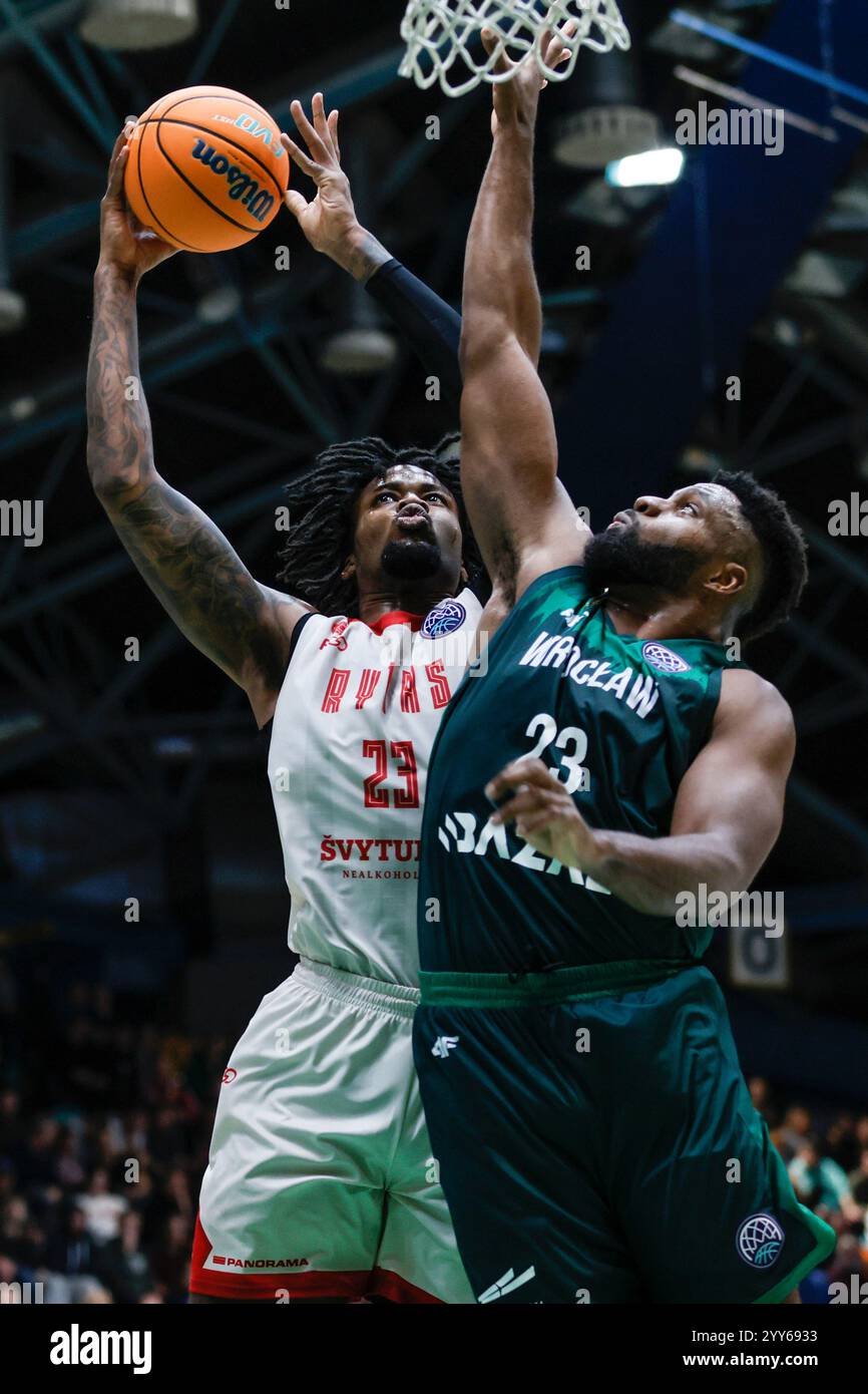 Wroclaw, Pologne, 18 décembre 2024. Match de la Ligue des Champions de basket-ball : WKS Slask Wroclaw vs Rytas Wilno au Centennial Hall. Photo : #23 Emmanuel Nzekwesi , #23 Steven Enoch © Piotr Zajac/Alamy Live News Banque D'Images