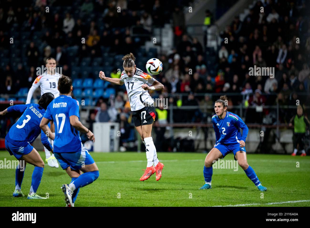 Felicitas Rauch (Deutschland, #17) Am Ball trifft das Tor zum 1:1 per Kopfball, daneben Valentina Bergamaschi (Italien, #02), Lisa Boattin (Italien, #17), Lucia di Guglielmo (Italien, #03), GER, Deutschland vs Italien, Frauen Fussball Nationalmannschaft, Testspiel UEFA Womens Euro 2025, saison 2024/2025, 02.12.2024 Foto : Eibner-Pressefoto/Michael Memmler Banque D'Images