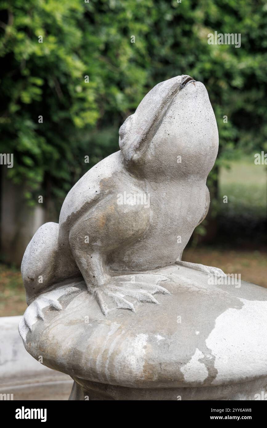Fontaine grenouille, roseraie est-allemande, Forst, Allemagne Banque D'Images