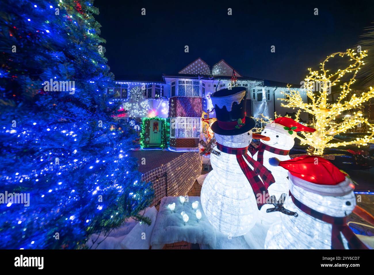 Lower Morden Lane, Surrey, Royaume-Uni. 19 décembre 2024. Les résidents de cette rue résidentielle du sud de Londres décorent l’extérieur de leur maison chaque année, amassant des fonds pour le St Raphael’s Hospice localement qui offre des soins palliatifs et de fin de vie aux habitants de Merton et Sutton. Cette année, ils ont créé une extravagance d'un quart de mile de long de lumières dans les jardins de devant, visités chaque soir par les familles qui apprécient le spectacle. Crédit : Malcolm Park/Alamy Live News Banque D'Images